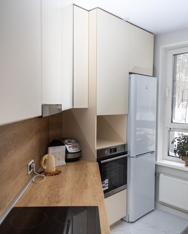 Фото угловая белая древесная матовая светлая кухня с фасадами МДФ-ПВХ в стиле Хай-Тек и в стиле Минимализм HPL-Compact