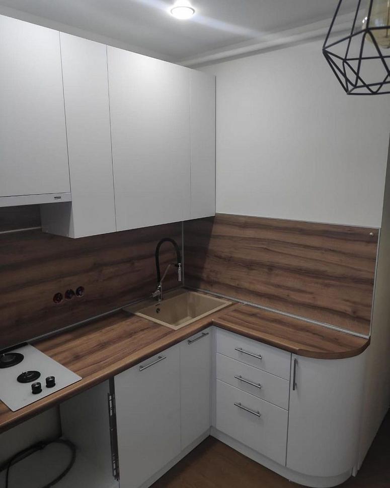 Фото угловая белая матовая кухня с фасадами МДФ-ПВХ в стиле Хай-Тек