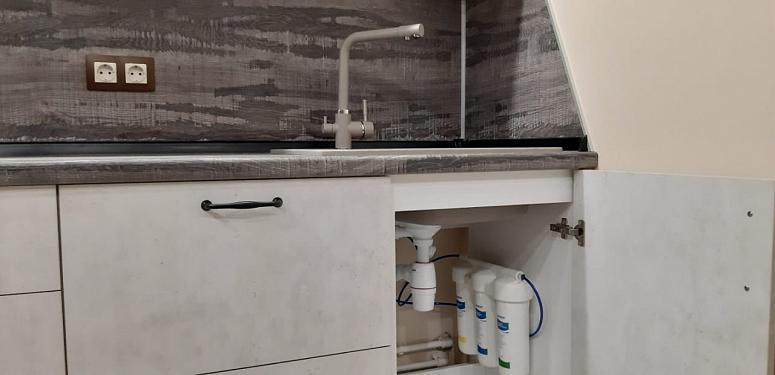 Фото прямая под бетон матовая светлая кухня с фасадами Eterno в стиле Лофт и в неоклассическом стиле с пластиковой столешницей
