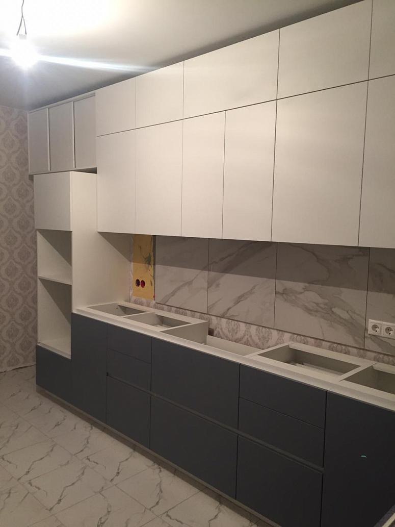 Фото угловая трехъярусная белая двухцветная матовая серая кухня с крашеными фасадами в стиле Минимализм