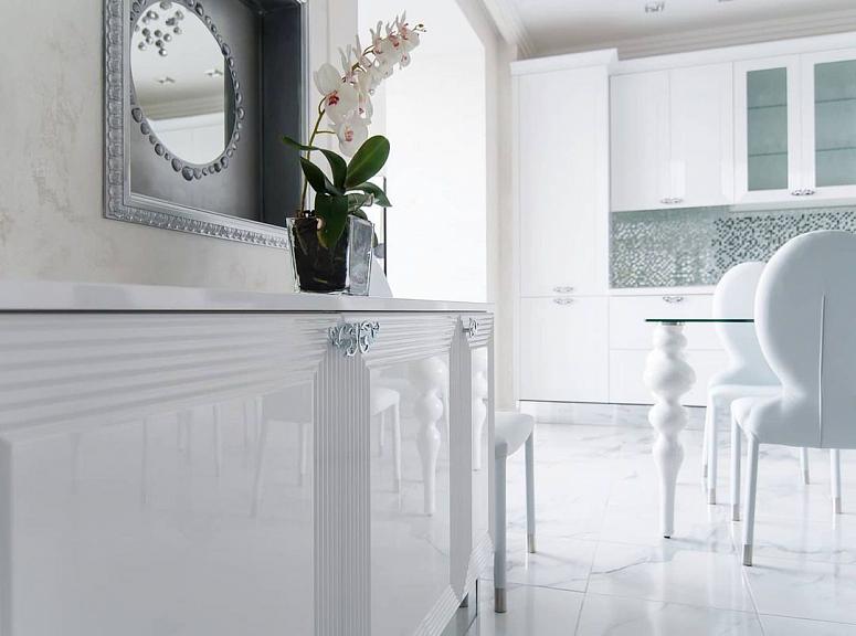Фото прямая белая светлая глянцевая кухня с крашеными фасадами в неоклассическом стиле c акриловой столешницей