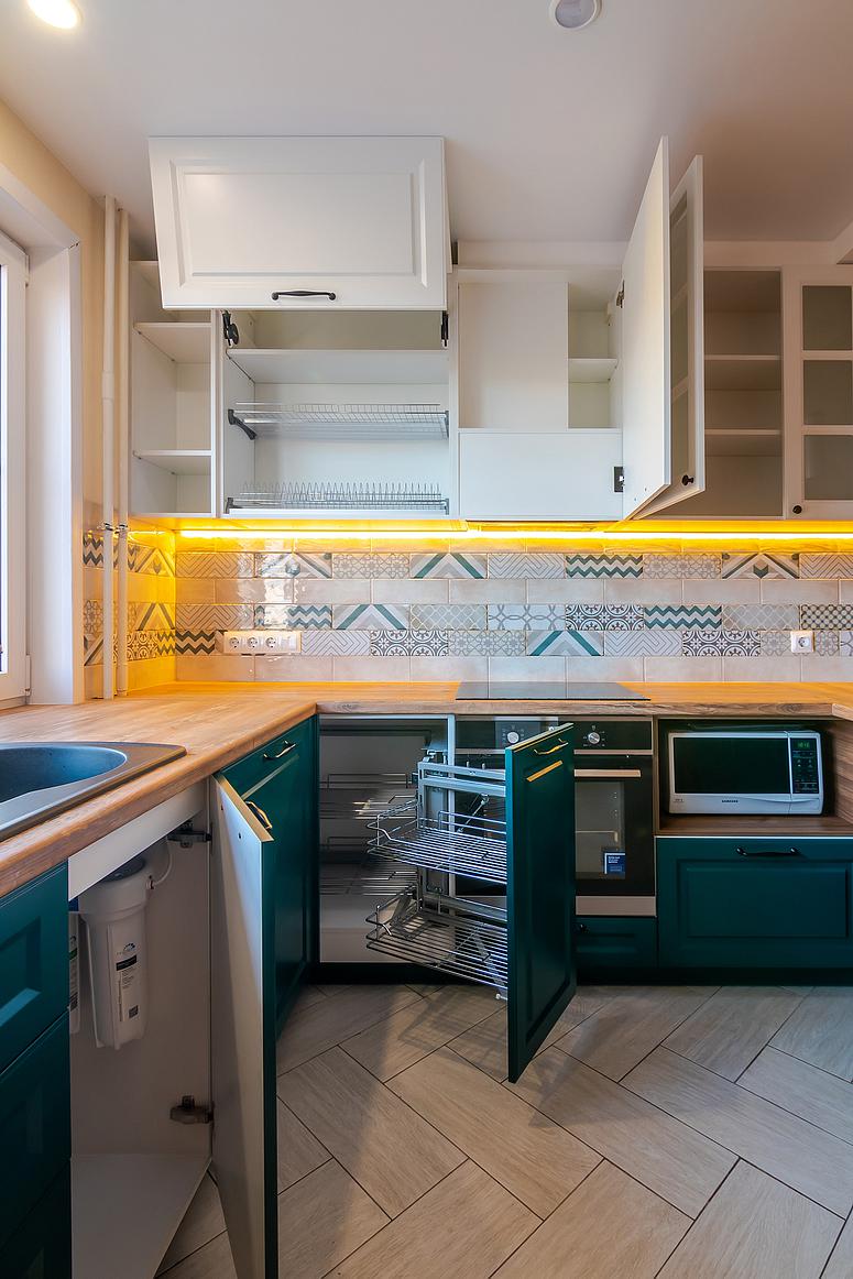 Фото угловая п-образная с барной стойкой белая двухцветная зеленая кухня с крашеными фасадами в неоклассическом стиле и в скандинавском стиле с пластиковой столешницей