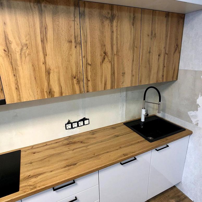 Фото прямая трехъярусная белая древесная двухцветная глянцевая кухня с пластиковыми фасадами AGT в стиле Лофт и в скандинавском стиле с пластиковой столешницей