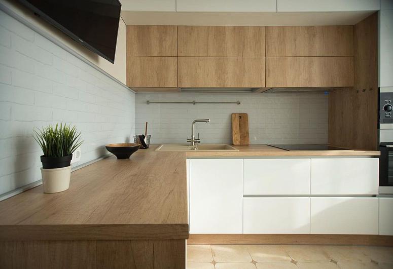 Фото угловая трехъярусная белая древесная двухцветная светлая кухня с пластиковыми фасадами с крашеными фасадами в стиле Хай-Тек и в стиле Минимализм