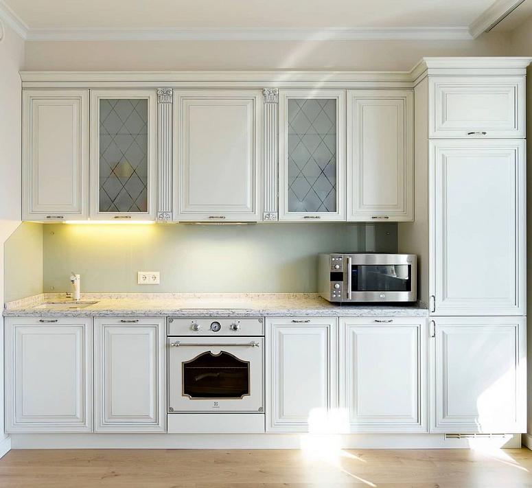 Фото прямая белая светлая кухня из массива в классическом стиле со столешницей из натурального камня
