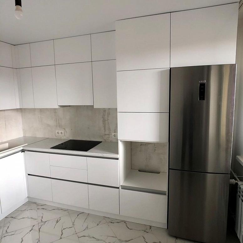 Фото угловая белая светлая глянцевая кухня с пластиковыми фасадами AGT в стиле Хай-Тек с пластиковой столешницей