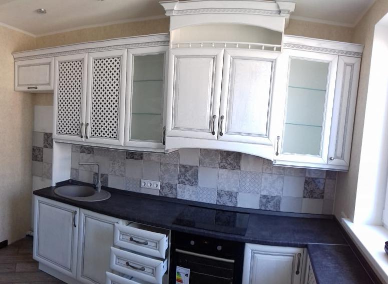 Фото угловая белая светлая матовая кухня из массива в классическом стиле с пластиковой столешницей