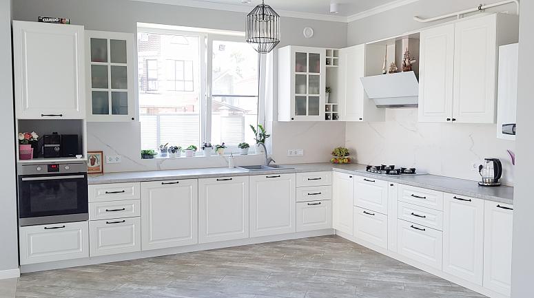 Фото угловая белая матовая кухня с крашеными фасадами в неоклассическом стиле и в скандинавском стиле с пластиковой столешницей