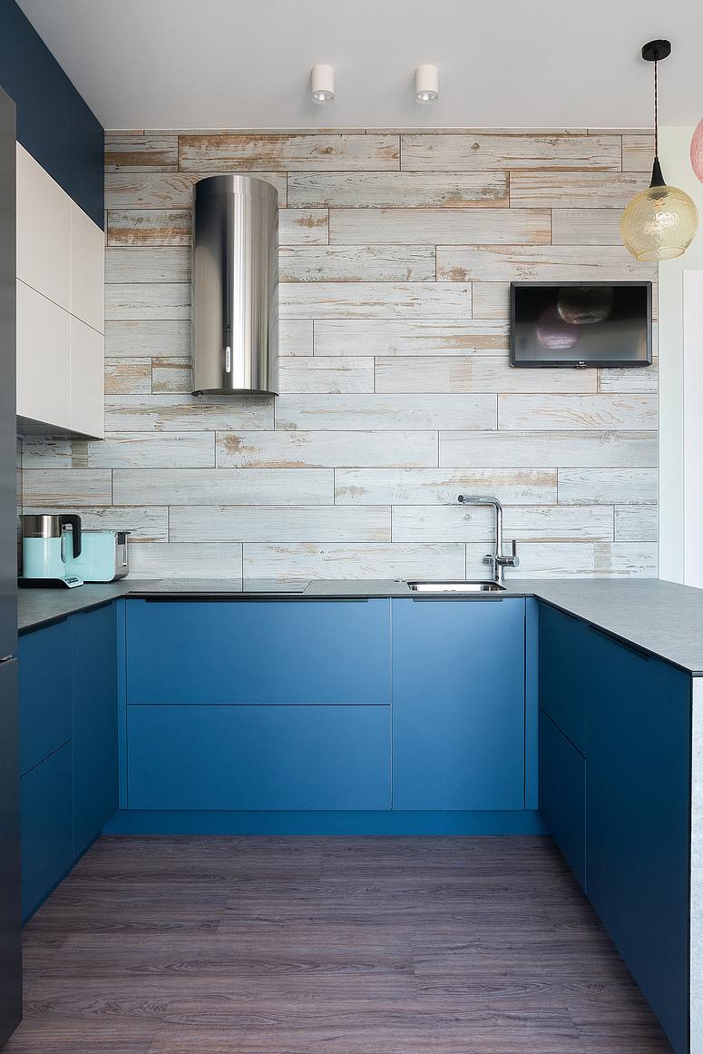 Фото угловая п-образная белая двухцветная синяя кухня с фасадами Alvic в стиле Хай-Тек и в стиле Минимализм HPL-Compact