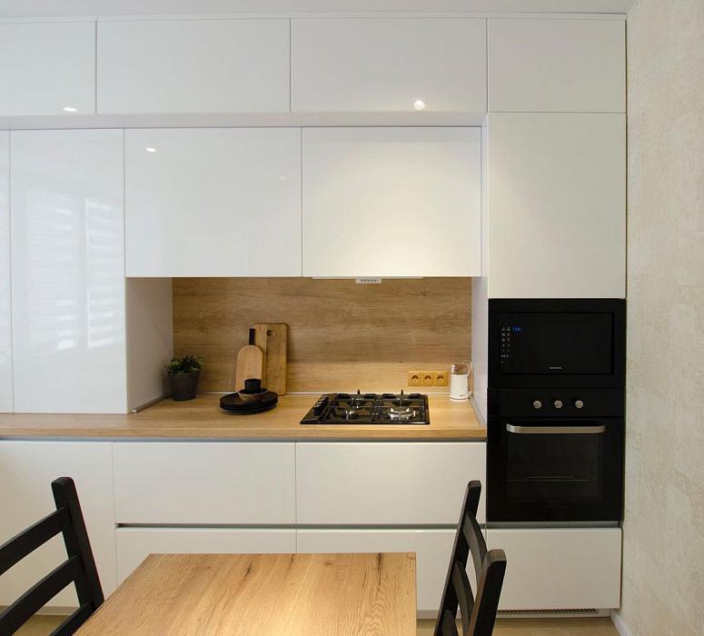 Фото трехъярусная белая древесная глянцевая светлая кухня с крашеными фасадами в стиле Хай-Тек и в стиле Минимализм с пластиковой столешницей