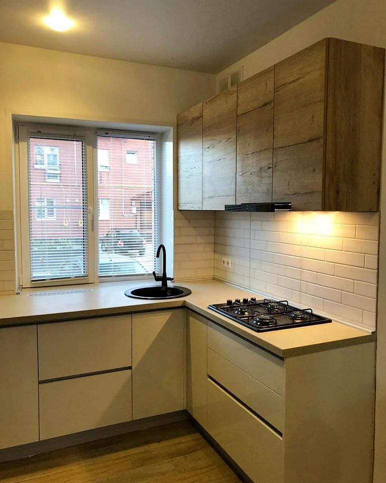 Фото угловая белая бежевая древесная двухцветная матовая светлая кухня с пластиковыми фасадами с крашеными фасадами AGT в стиле Хай-Тек и в неоклассическом стиле с кварцевой столешницей