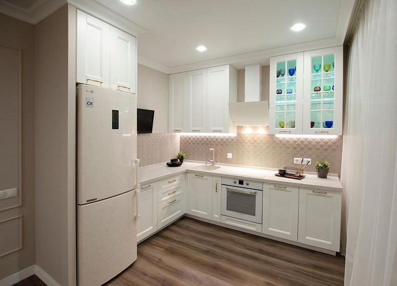 Фото угловая белая светлая кухня с крашеными фасадами в неоклассическом стиле с кварцевой столешницей