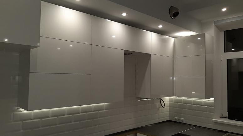 Фото угловая трехъярусная белая двухцветная глянцевая серая кухня с пластиковыми фасадами AGT в стиле Минимализм с пластиковой столешницей