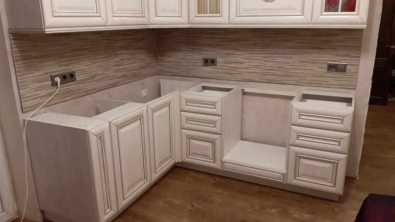 Фото угловая бежевая матовая светлая кухня из массива в классическом стиле c акриловой столешницей