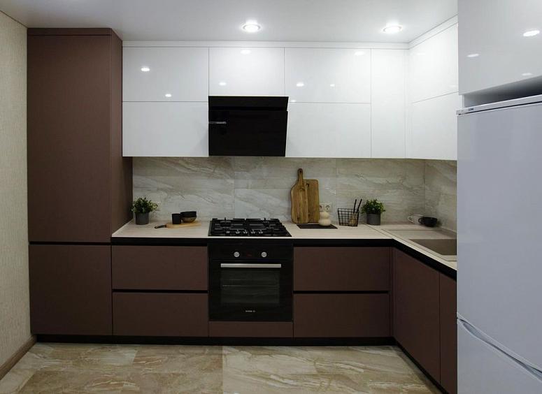 Фото угловая белая двухцветная матовая темная яркая кухня с пластиковыми фасадами в стиле Хай-Тек и в стиле Минимализм с пластиковой столешницей