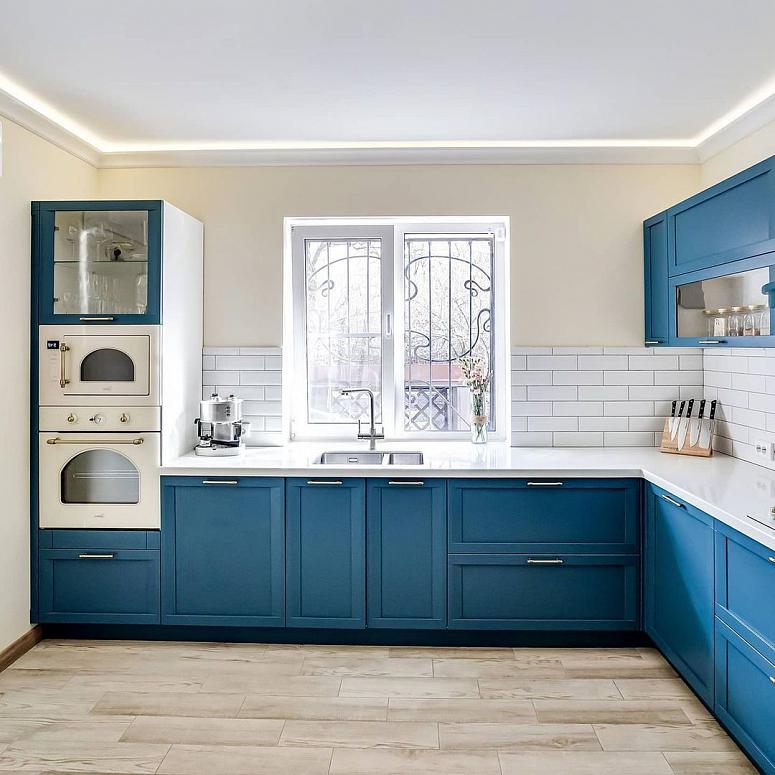 Фото угловая яркая синяя кухня из шпона в неоклассическом стиле c акриловой столешницей