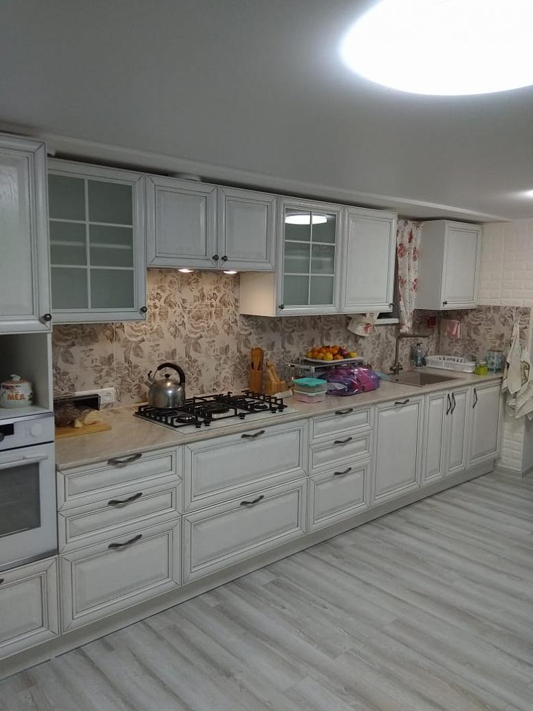 Фото прямая белая матовая светлая кухня из массива в классическом стиле с пластиковой столешницей