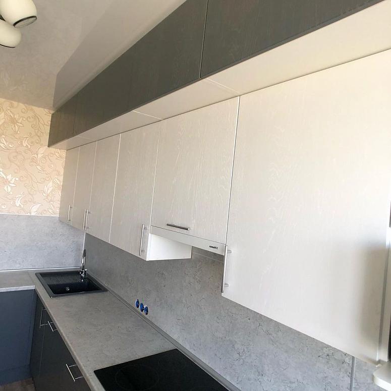 Фото угловая трехъярусная белая двухцветная матовая серая кухня с фасадами МДФ-ПВХ в стиле Хай-Тек