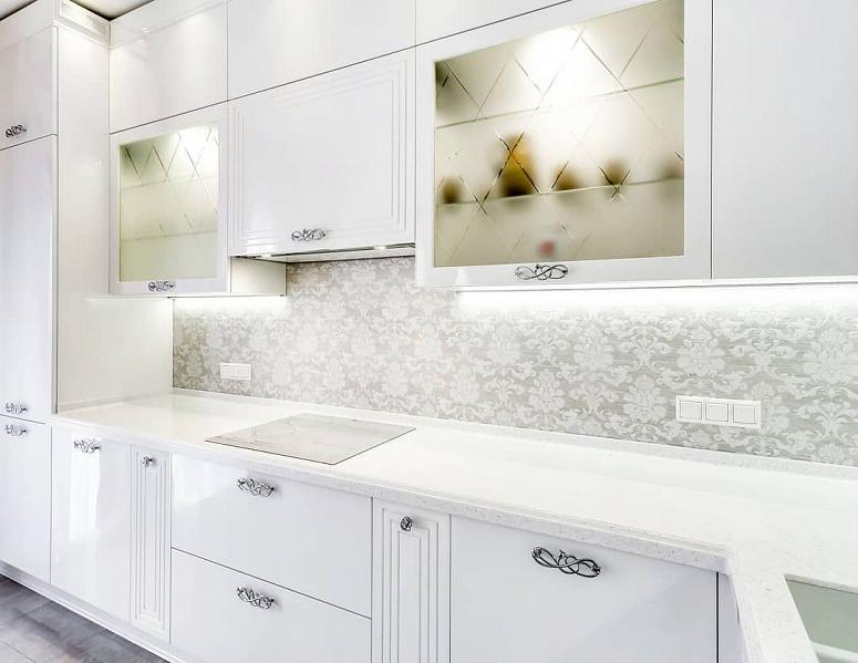 Фото угловая трехъярусная белая матовая кухня с крашеными фасадами в стиле Хай-Тек и в неоклассическом стиле c акриловой столешницей