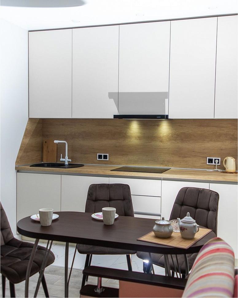 Фото угловая белая древесная матовая светлая кухня с фасадами МДФ-ПВХ в стиле Хай-Тек и в стиле Минимализм HPL-Compact