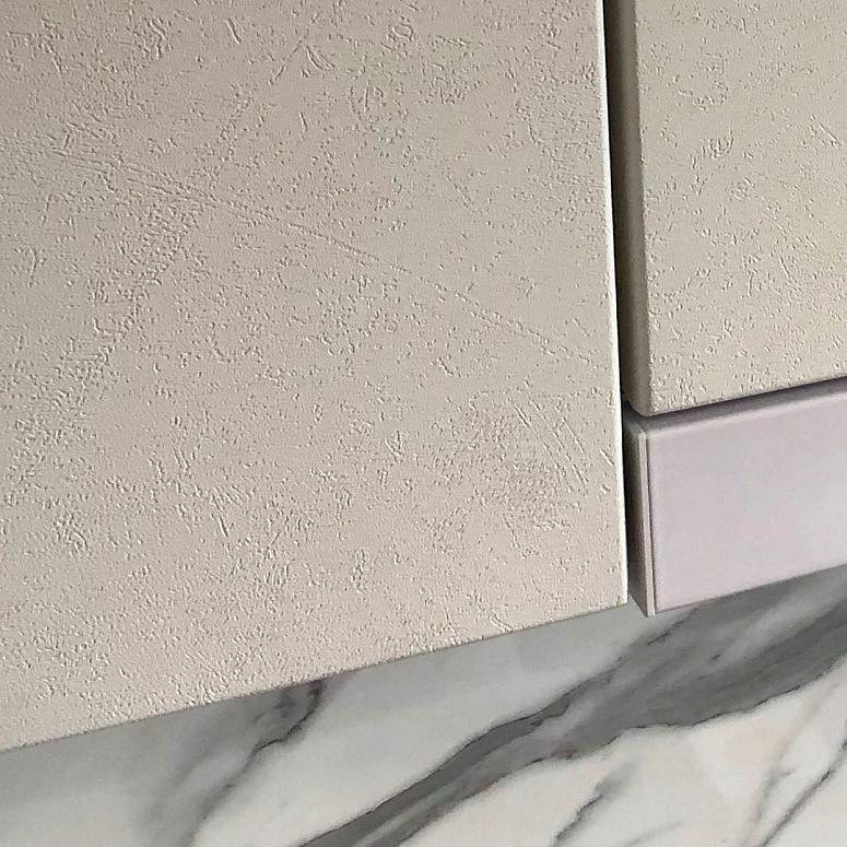 Фото угловая белая серая двухцветная кухня с фасадами МДФ-ПВХ в стиле Хай-Тек и в стиле Минимализм с пластиковой столешницей