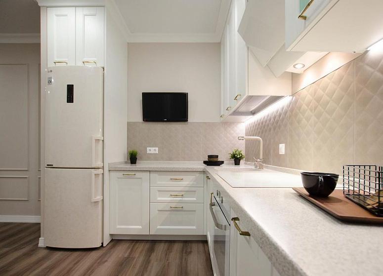 Фото угловая белая светлая кухня с крашеными фасадами в неоклассическом стиле с кварцевой столешницей