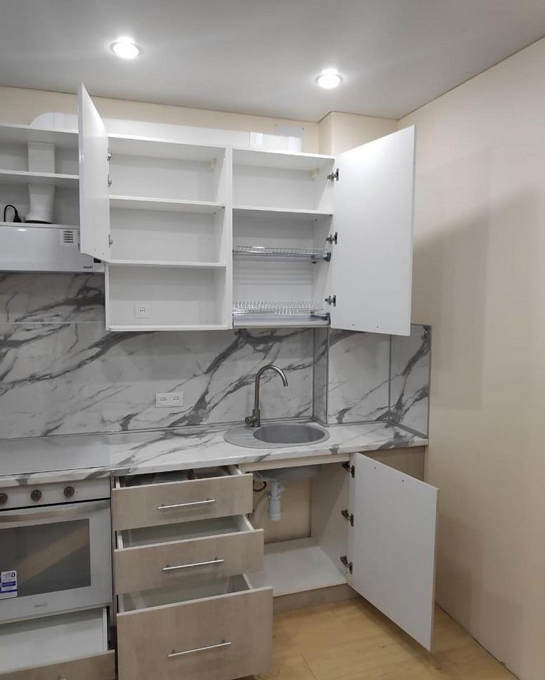 Фото белая под бетон двухцветная кухня с фасадами МДФ-ПВХ в стиле Хай-Тек с пластиковой столешницей