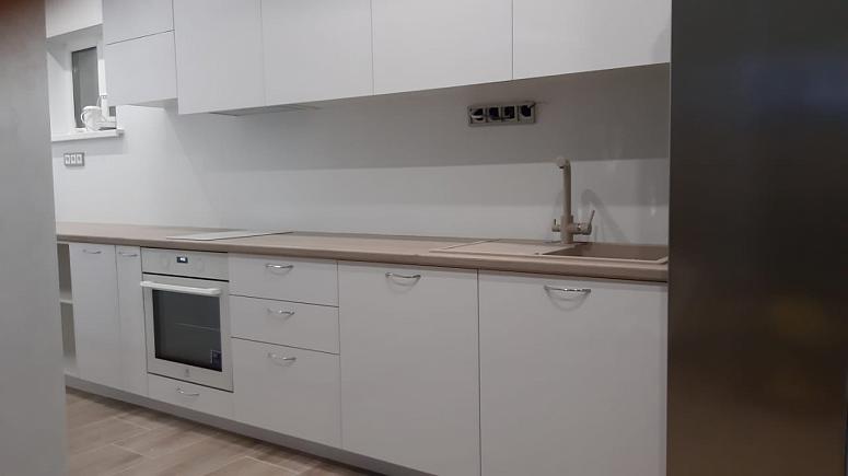Фото прямая трехъярусная белая древесная двухцветная матовая серая светлая кухня с фасадами МДФ-ПВХ в стиле Хай-Тек с пластиковой столешницей