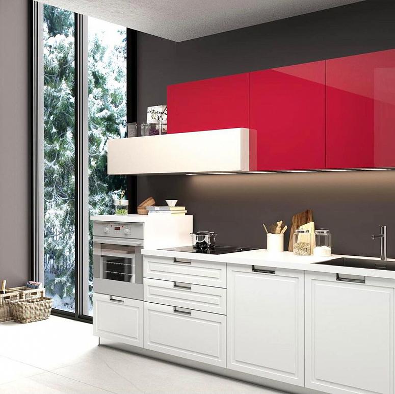 Фото прямая белая двухцветная красная яркая кухня с пластиковыми фасадами с крашеными фасадами в стиле Хай-Тек и в неоклассическом стиле c акриловой столешницей