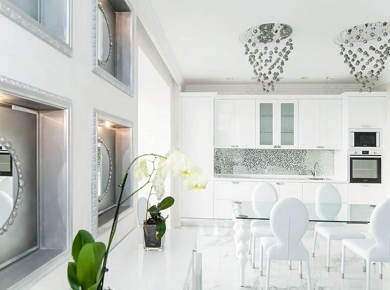 Фото прямая белая светлая глянцевая кухня с крашеными фасадами в неоклассическом стиле c акриловой столешницей