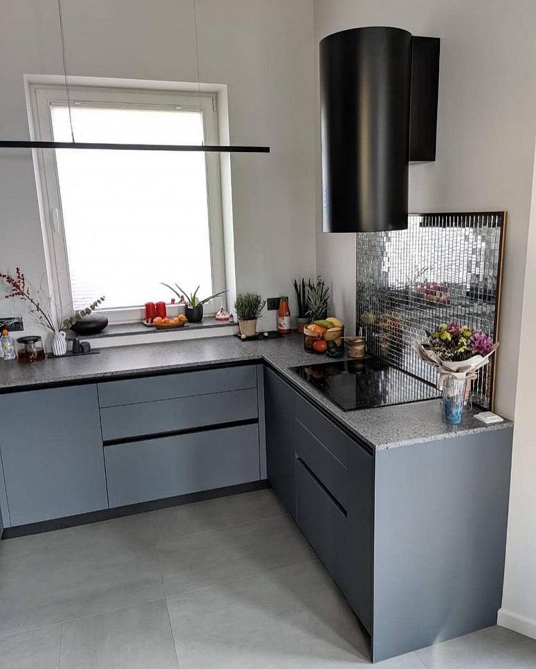 Фото п-образная серая матовая темная кухня с фасадами Fenix в стиле Минимализм с кварцевой столешницей