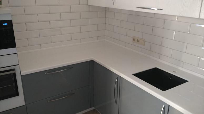 Фото угловая п-образная белая двухцветная матовая серая светлая кухня с фасадами МДФ-ПВХ в стиле Минимализм c акриловой столешницей