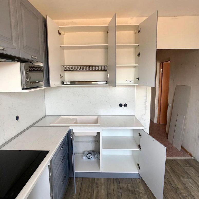 Фото угловая серая матовая кухня с крашеными фасадами в классическом стиле с пластиковой столешницей