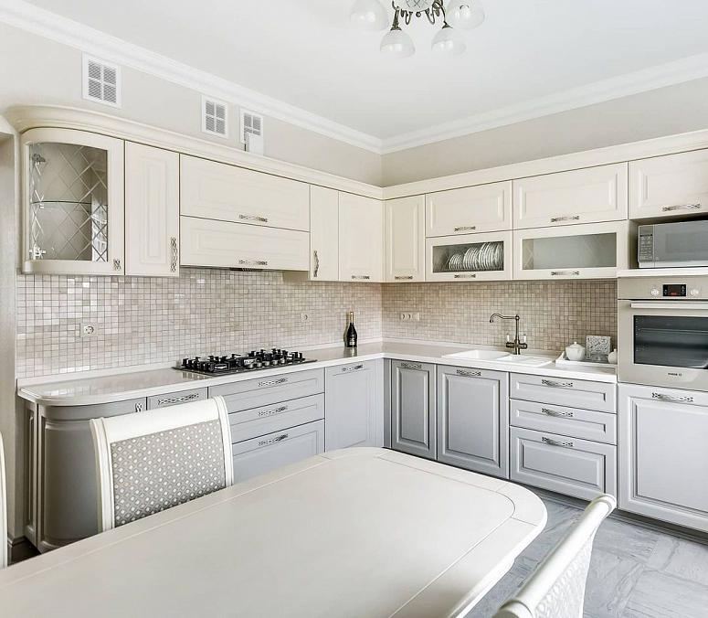 Фото угловая светлая бежевая матовая кухня с крашеными фасадами в классическом стиле с кварцевой столешницей
