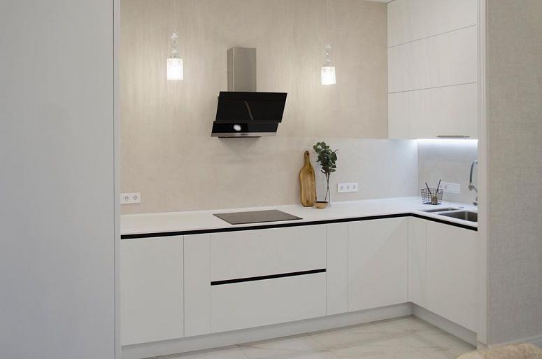 Фото п-образная белая светлая глянцевая кухня с крашеными фасадами в стиле Хай-Тек и в стиле Минимализм с кварцевой столешницей