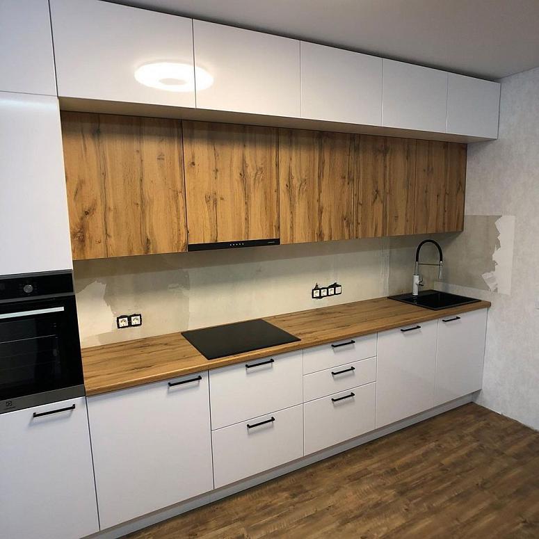 Фото прямая трехъярусная белая древесная двухцветная глянцевая кухня с пластиковыми фасадами AGT в стиле Лофт и в скандинавском стиле с пластиковой столешницей