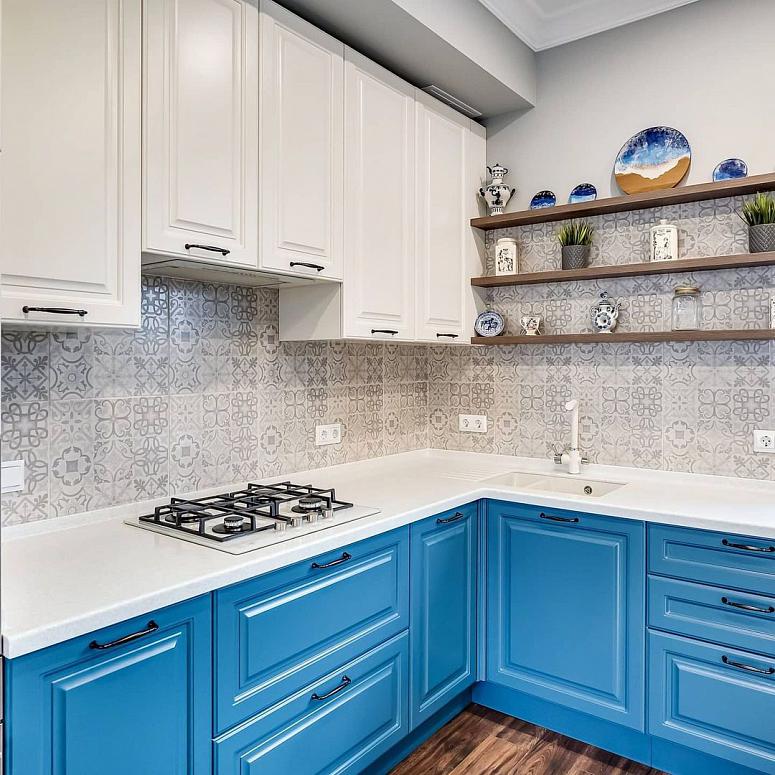 Фото угловая с островом с барной стойкой белая двухцветная синяя яркая кухня с крашеными фасадами в неоклассическом стиле c акриловой столешницей