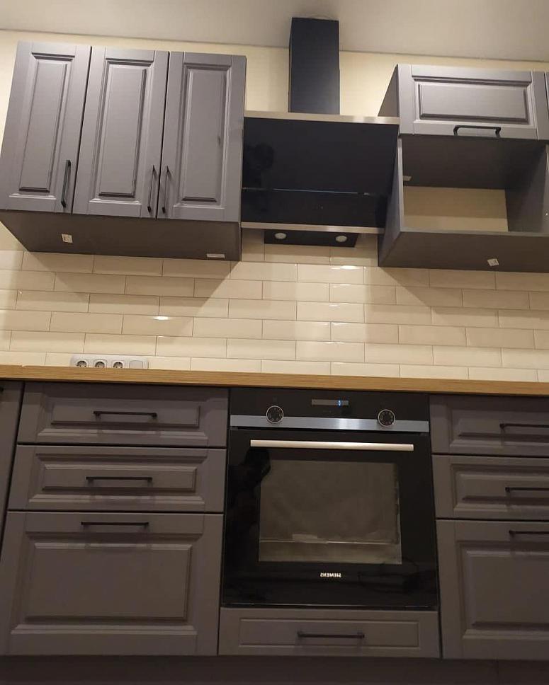 Фото угловая серая темная кухня с крашеными фасадами в неоклассическом стиле с пластиковой столешницей