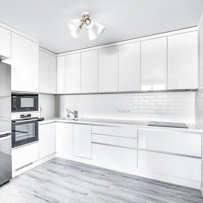 Фото угловая белая светлая матовая кухня с крашеными фасадами в стиле Хай-Тек и в стиле Минимализм c акриловой столешницей