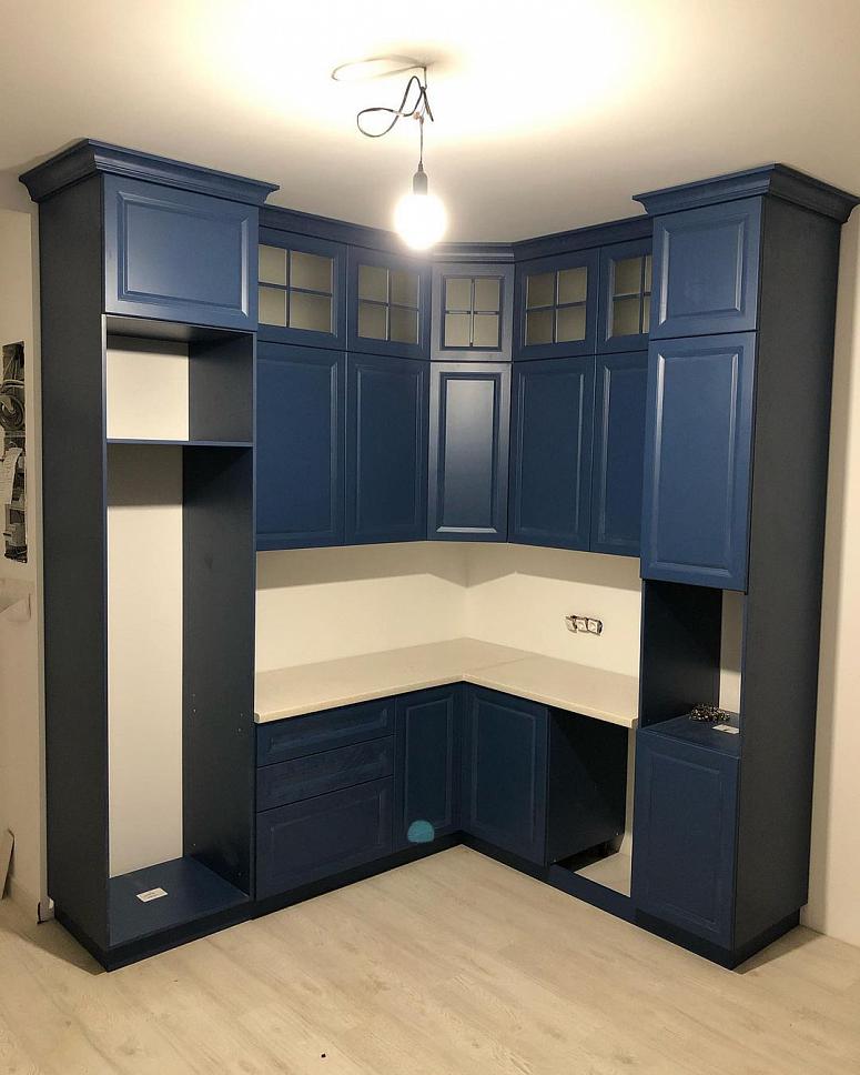 Фото угловая матовая синяя темная яркая кухня с крашеными фасадами в неоклассическом стиле с пластиковой столешницей