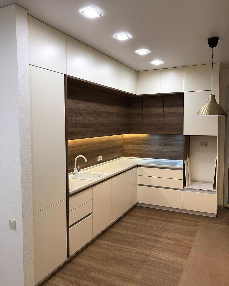 Фото угловая трехъярусная белая древесная двухцветная матовая светлая кухня с пластиковыми фасадами в стиле Хай-Тек и в стиле Минимализм с кварцевой столешницей