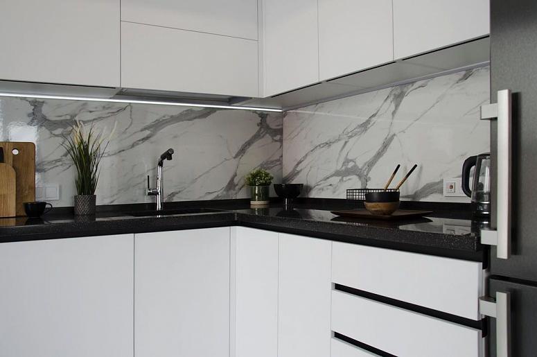 Фото угловая трехъярусная белая черная двухцветная матовая темная кухня с пластиковыми фасадами в стиле Хай-Тек и в стиле Минимализм со столешницей из натурального камня