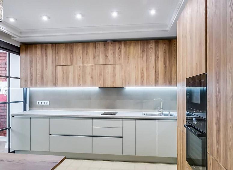 Фото угловая белая древесная двухцветная матовая кухня с пластиковыми фасадами в стиле Хай-Тек и в стиле Минимализм c акриловой столешницей