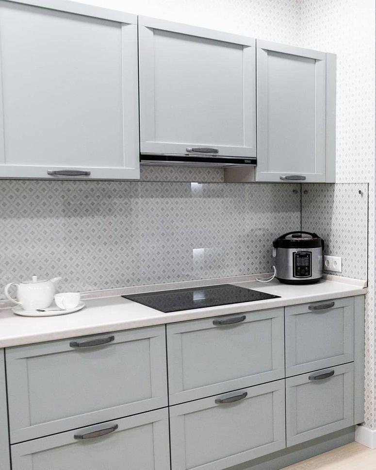Фото угловая светлая серая кухня из массива в неоклассическом стиле с пластиковой столешницей