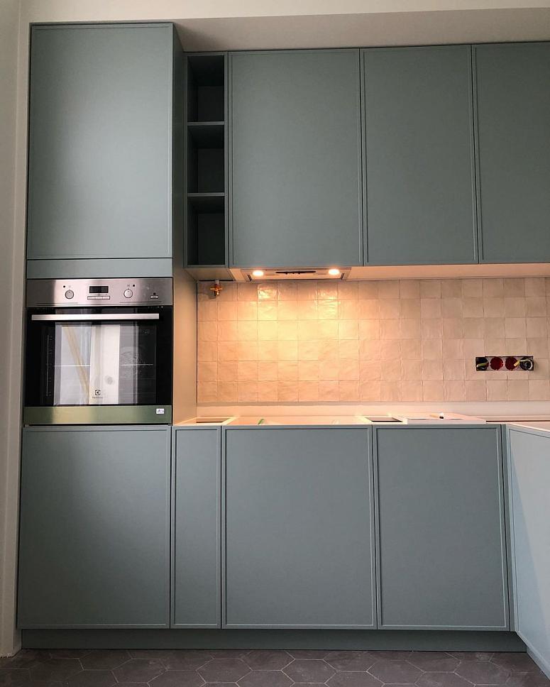 Фото угловая зеленая матовая кухня с крашеными фасадами в неоклассическом стиле