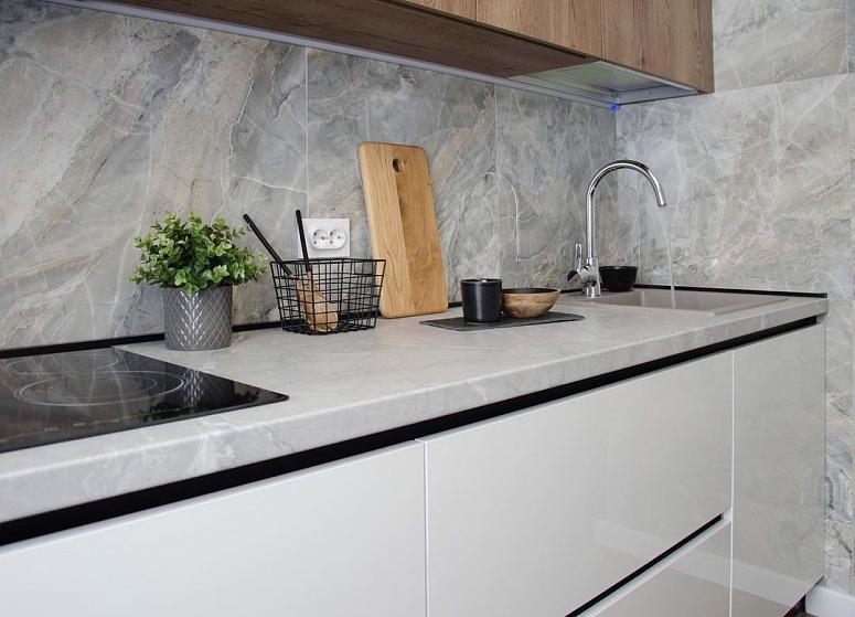 Фото прямая трехъярусная белая древесная двухцветная кухня с пластиковыми фасадами в стиле Лофт и в стиле Минимализм с пластиковой столешницей