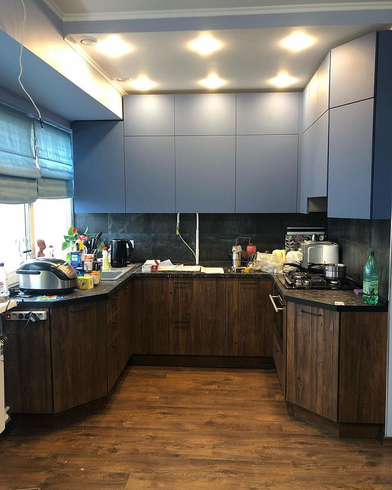 Фото п-образная древесная двухцветная матовая синяя темная кухня с пластиковыми фасадами в стиле Хай-Тек с пластиковой столешницей