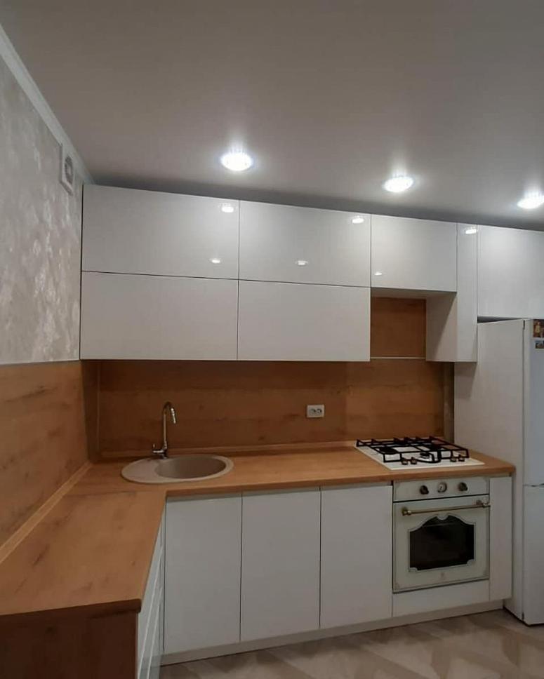 Фото угловая белая древесная глянцевая светлая кухня с пластиковыми фасадами AGT в стиле Хай-Тек с пластиковой столешницей