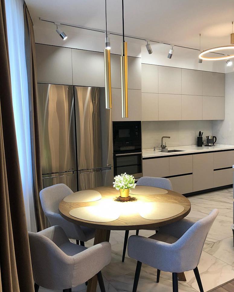 Фото прямая бежевая кухня с крашеными фасадами в стиле Хай-Тек с кварцевой столешницей