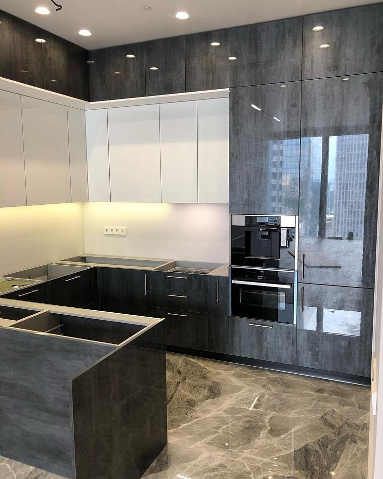 Фото трехъярусная п-образная белая древесная двухцветная глянцевая темная кухня с пластиковыми фасадами в стиле Хай-Тек и в стиле Минимализм